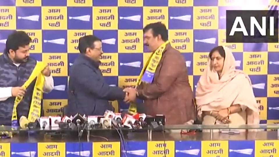 BJP leader Ramesh Pehlwan and his wife Kusumlata Ramesh join Aam Aadmi Party