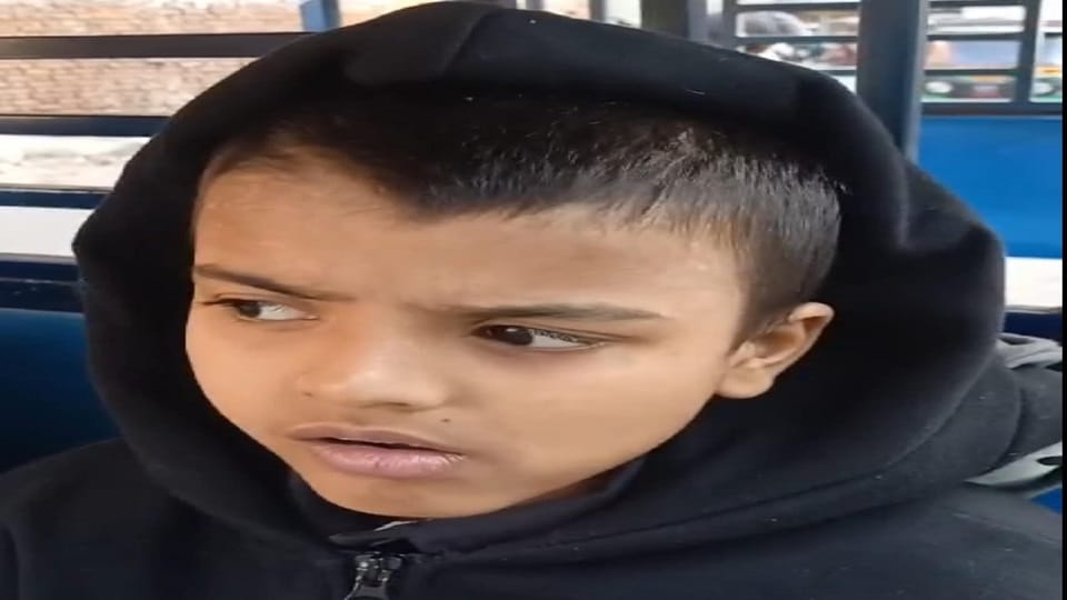 Auto driver found innocent child who lost his way in Delhi