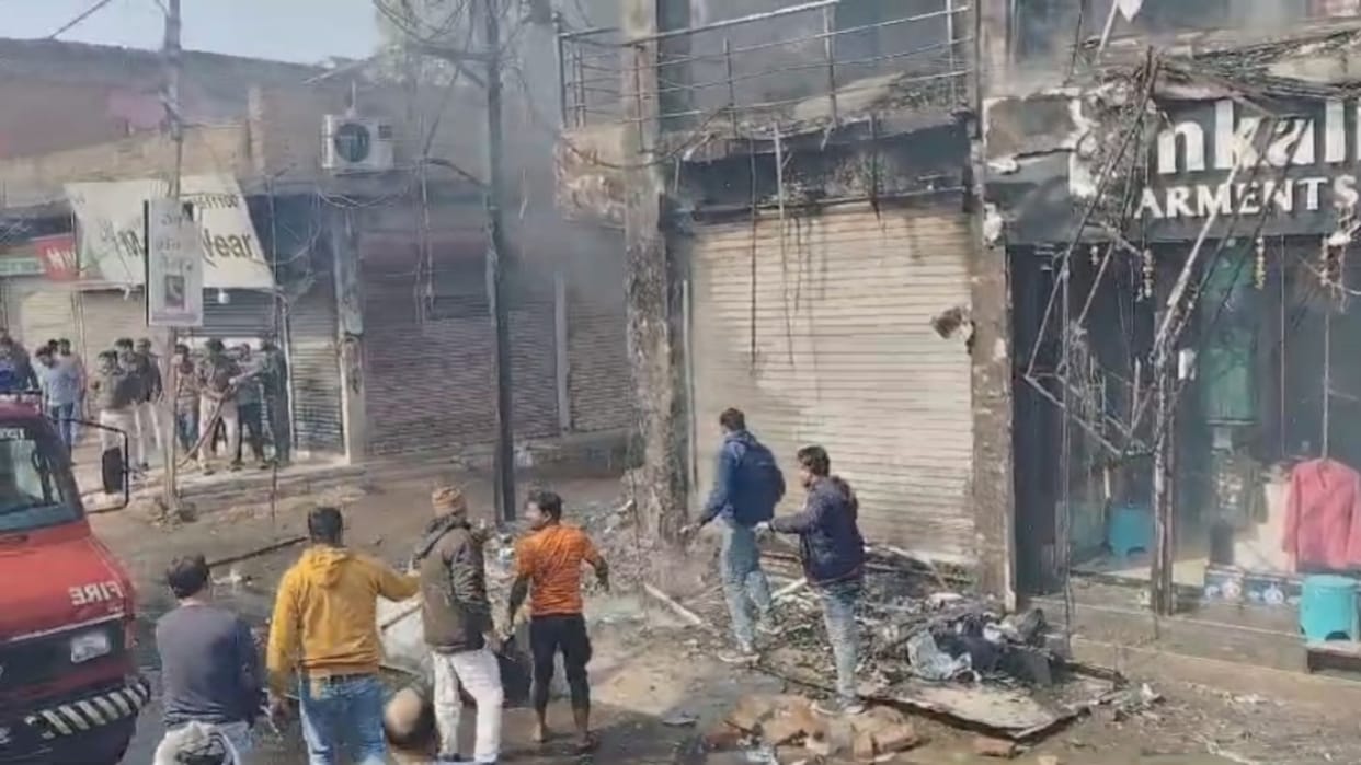 Rewa News: Huge fire in clothes shops due to short circuit, Municipal Corporation's preparations exposed