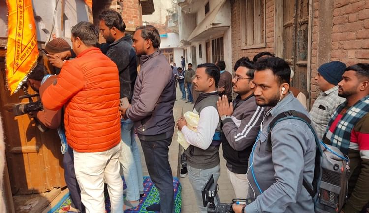 46 साल बाद शिव मंदिर के खुले कपाट: भक्तों ने की आरती... हनुमान चालीसा का पाठ, देखें संभल की तस्वीरें