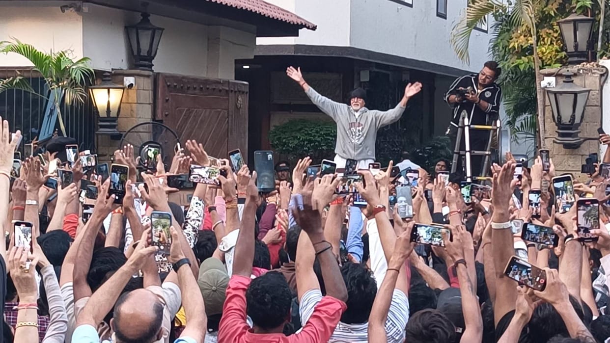 Amitabh Bachchan greets fans outside his house Jalsa in mumbai for sunday darshan pics videos goes viral