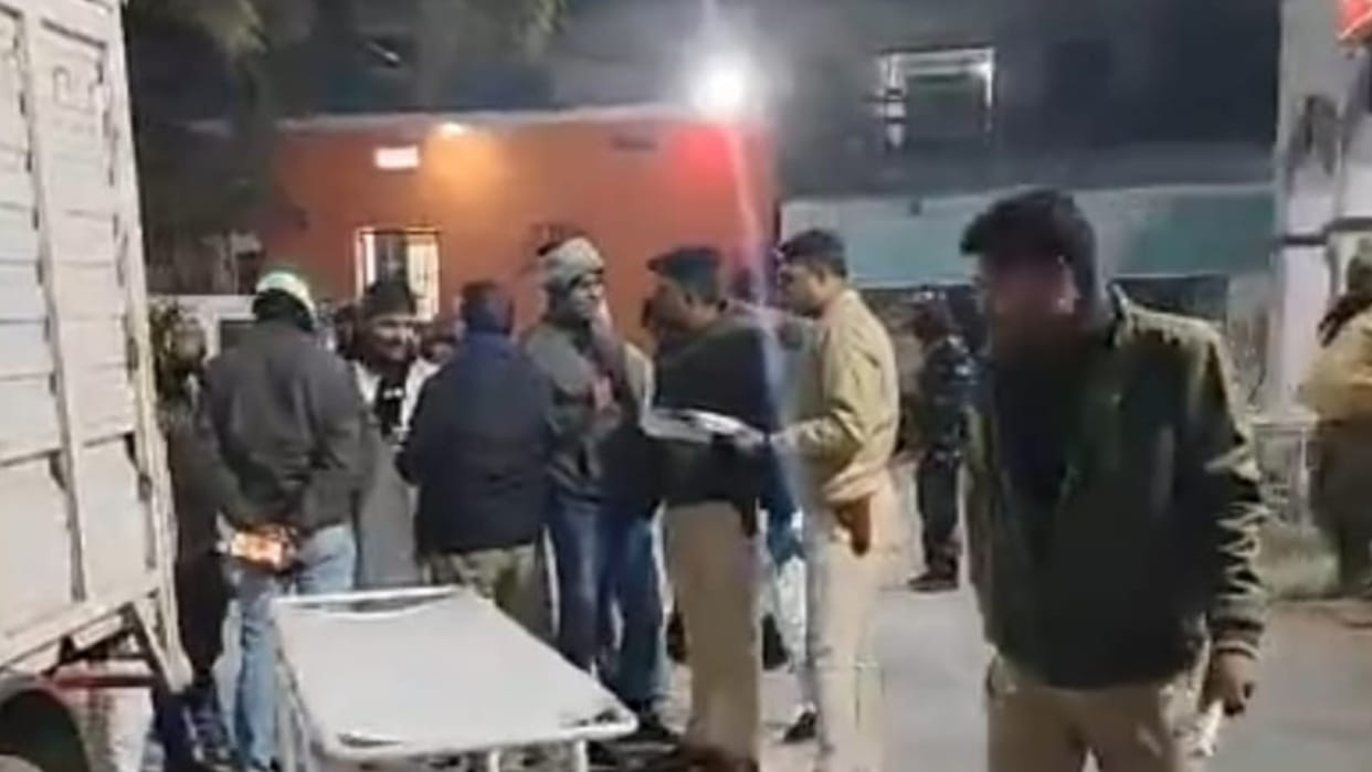 When a gangster entered the house, the residents of the locality beat him to death