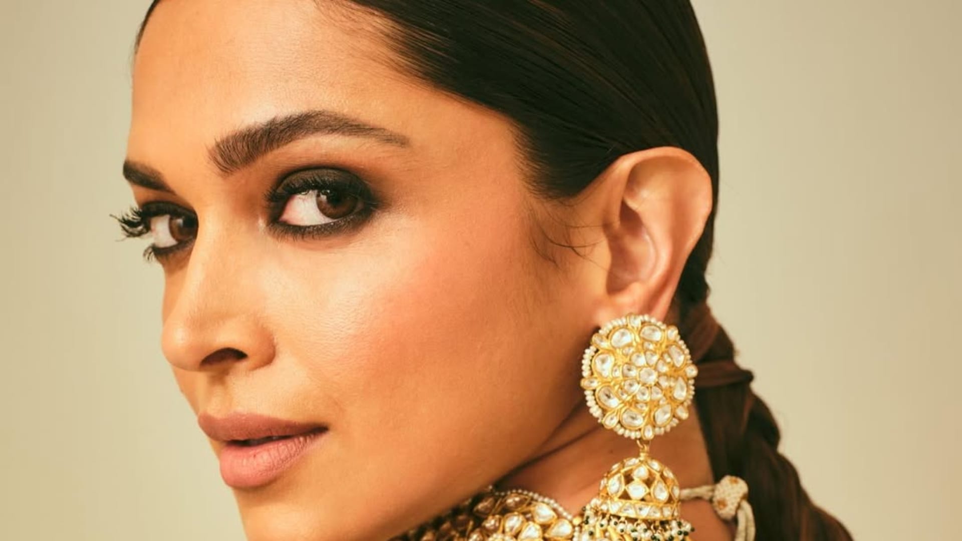 Eye Shadow Applying Tips step by step guide in hindi