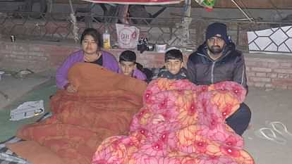 कड़ाके की ठंड में सड़क पर परिवार: हिसार में लापता बेटी की तलाश में बच्चों के साथ धरना, पुलिस नहीं ले रही सुध Family protest in search of missing daughter in Hisar