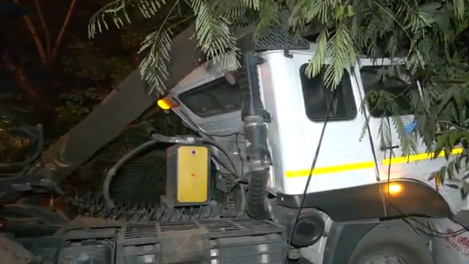 Delhi: Truck collides with tree in Moti Bagh, driver said - accident happened while saving taxi drivers
