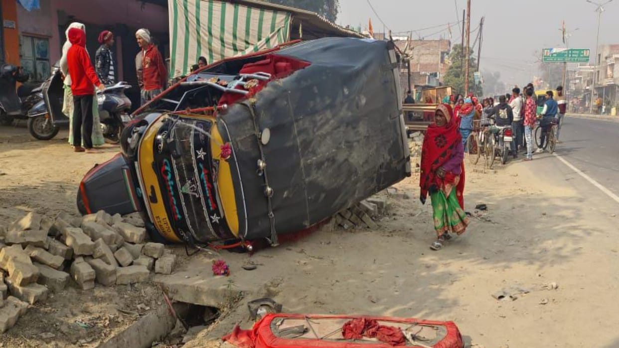 Appe overturned while trying to overtake, a dozen women of the group injured
