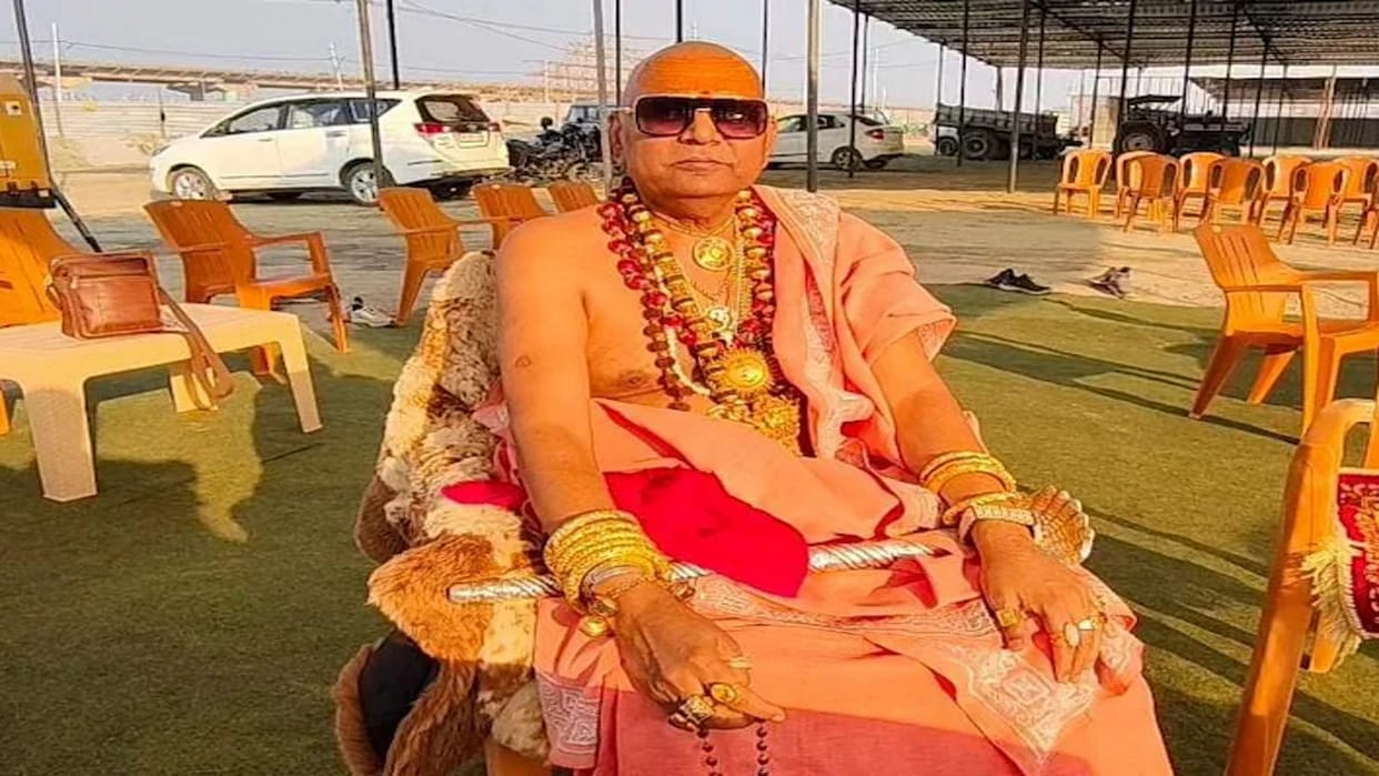 Pravaryan Baba reached Kumbhanagari, will give gifts to the people, is always laden with jewels studded