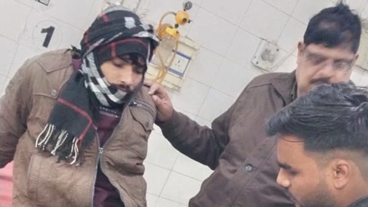 Jaunpur police encounter Robber history-sheeter Santosh shot and injured
