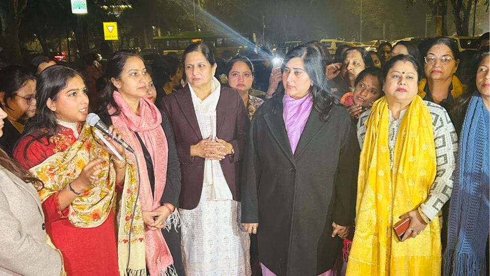 BJP Mahila Morcha protested outside Arvind Kejriwal house