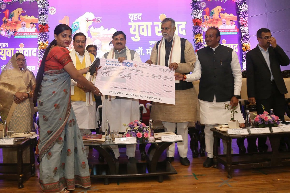 Bhopal: CM interacted with students and said- Youth is the one who has strength in his hands, speed in his fee