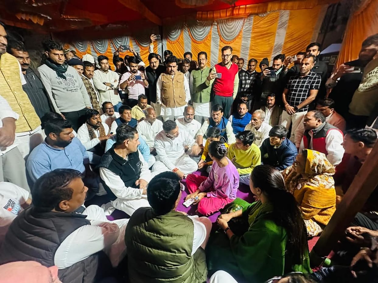 Bhopal: Congress leaders from Delhi and the state reached Ashta and consoled the children of Parmar who commit