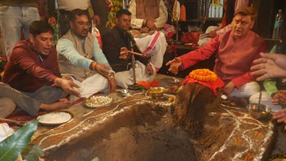 Satvik decoration of Batuk Bhairav done with 51 kg of vine flowers in varanasi
