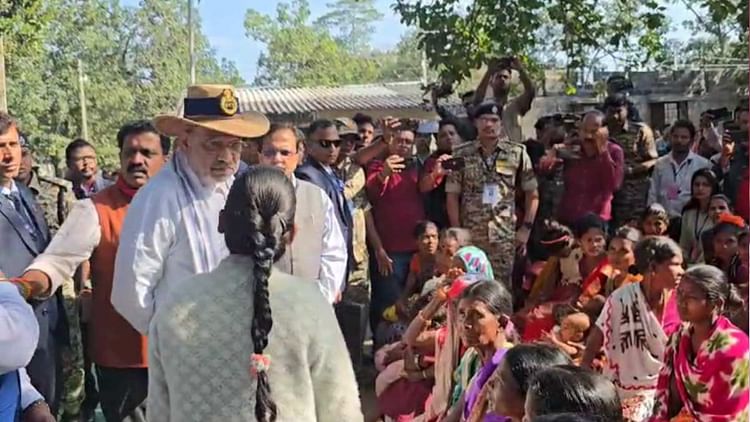 Amit shah CG Visit: घोर नक्सल एरिया में अमित शाह ने लगाई चौपाल, एक पेड़ के नीचे सुनी ग्रामीणों की समस्यायें