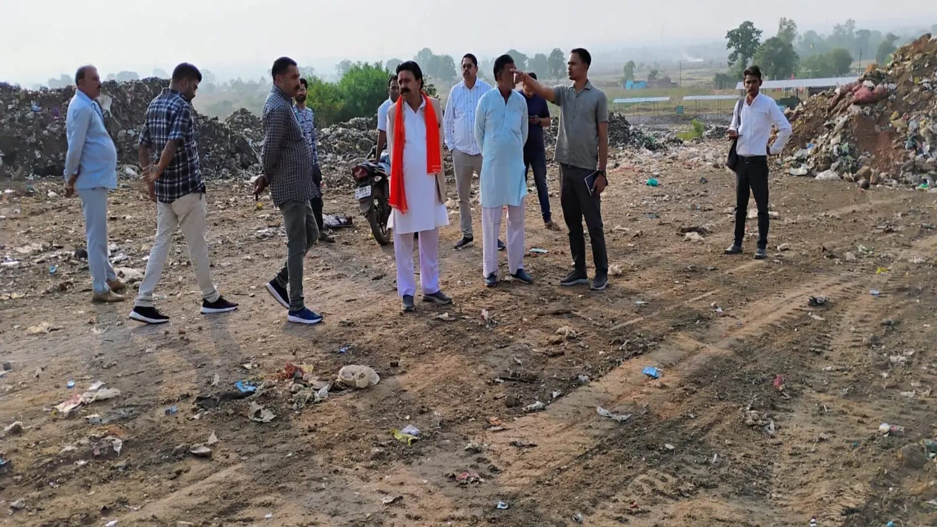 विवादित  जमीन का मौका मुआयना करते नगर परिषद अध्यक्ष