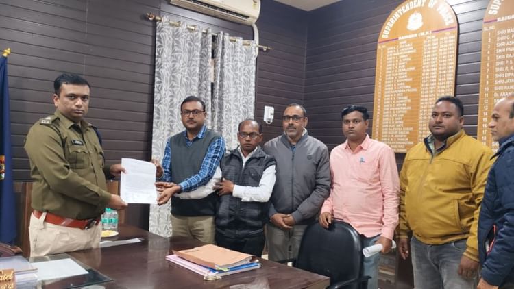 रायगढ़: धान खरीदी केंद्र पर कर्मचारी के साथ मारपीट व गाली-गलौज, सदस्यों ने ज्ञापन सौंपकर की कार्रवाई की मांग