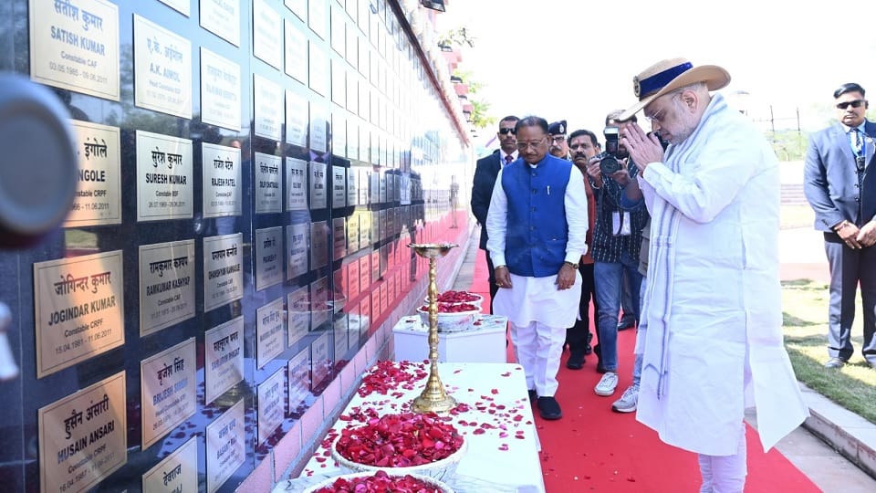 Home Minister Amit Shah paid tribute to the martyred soldiers in Amar Vatika in Jagdalpur