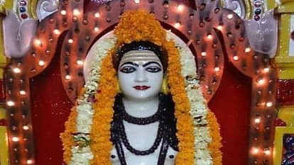 There is an old tradition of offering Khichdi to Guru Gorakshanath in Gorakhnath temple, know
