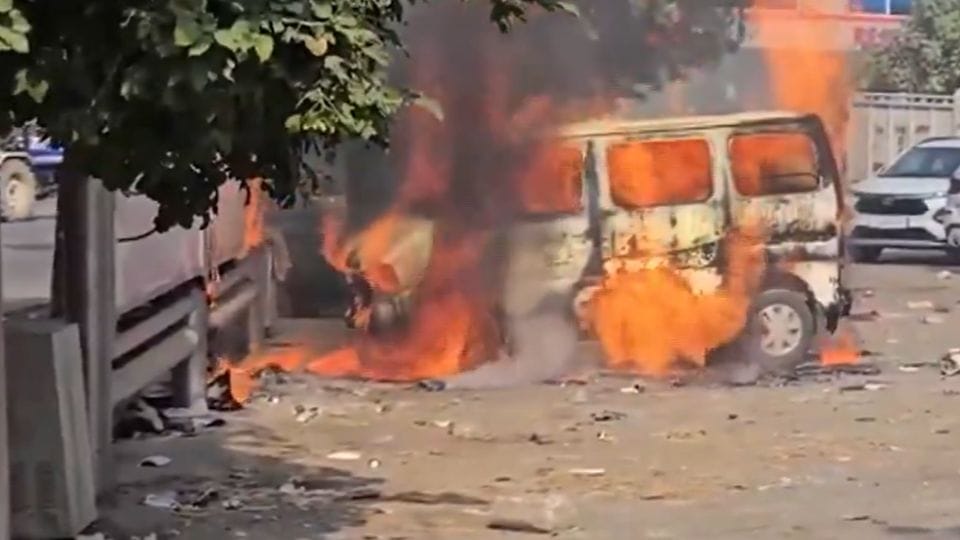 Clash broke out in restaurant between two groups in Gurugram Cyber City