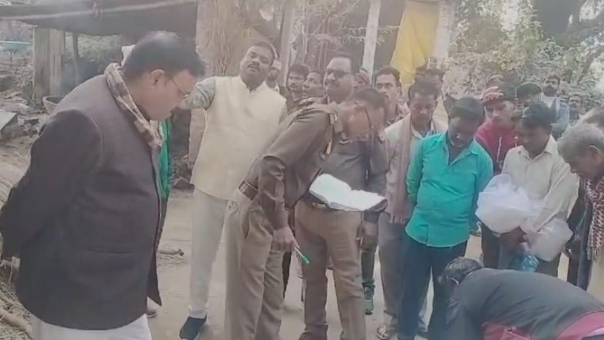 laborer died due to shuttering falling during house construction in azamgarh