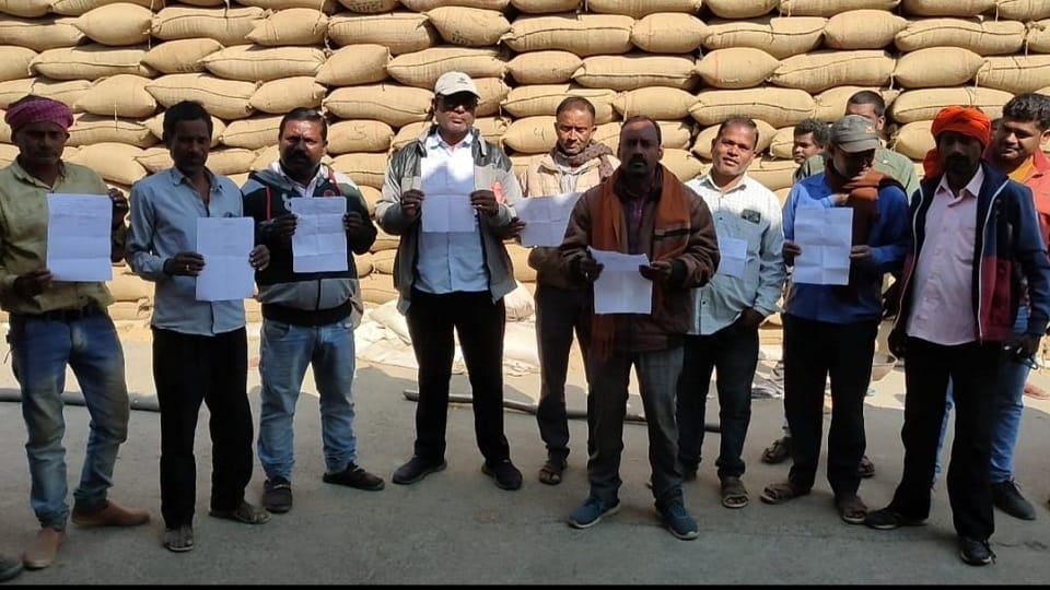 Computer operators of paddy procurement centres went on strike farmers troubled by chaos in GPM