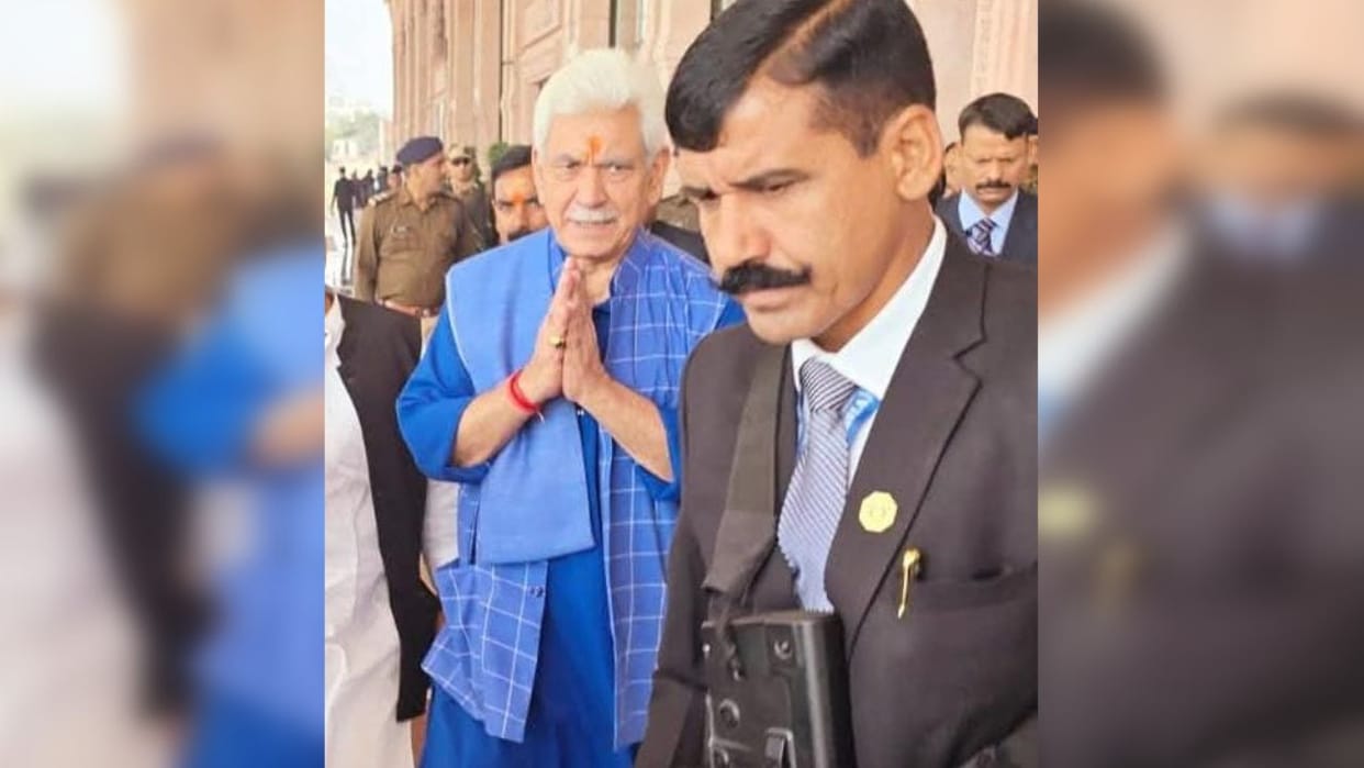 J&K News: Jammu and Kashmir Lieutenant Governor Manoj Sinha arrived at Ayodhya airport.