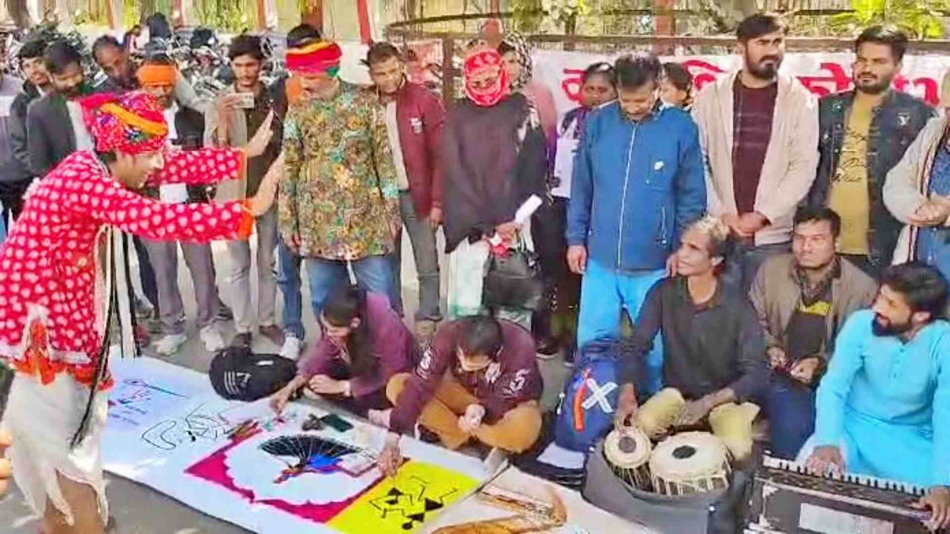 कलेक्ट्रेट के बाहर गाते-बजाते प्रदर्शन करते कलाकाल।