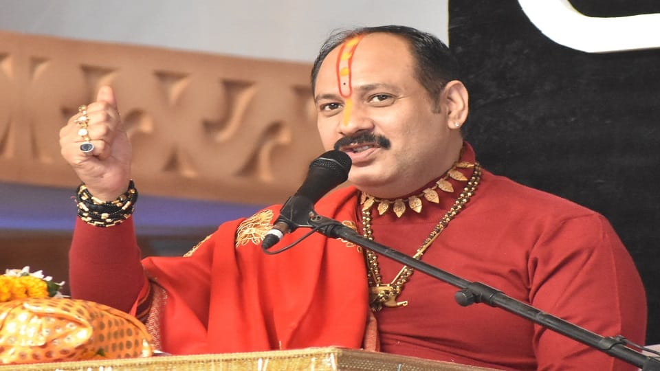 Pandit Pradeep Mishra Controversy After Remarks on Lord Chitragupt Issues Apology MP News in Hindi