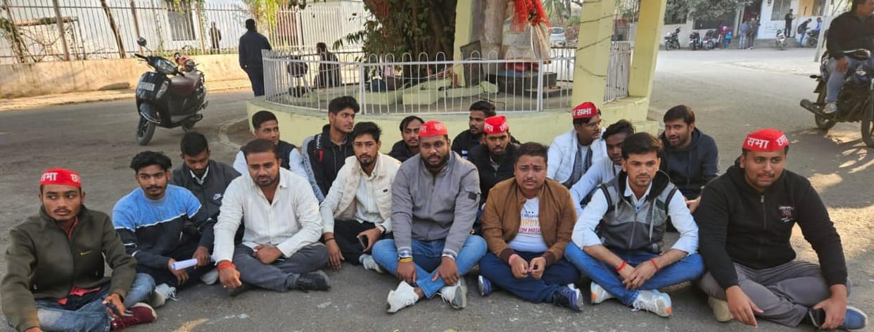 Samajwadi Chhatrasabha protest in Lucknow University.