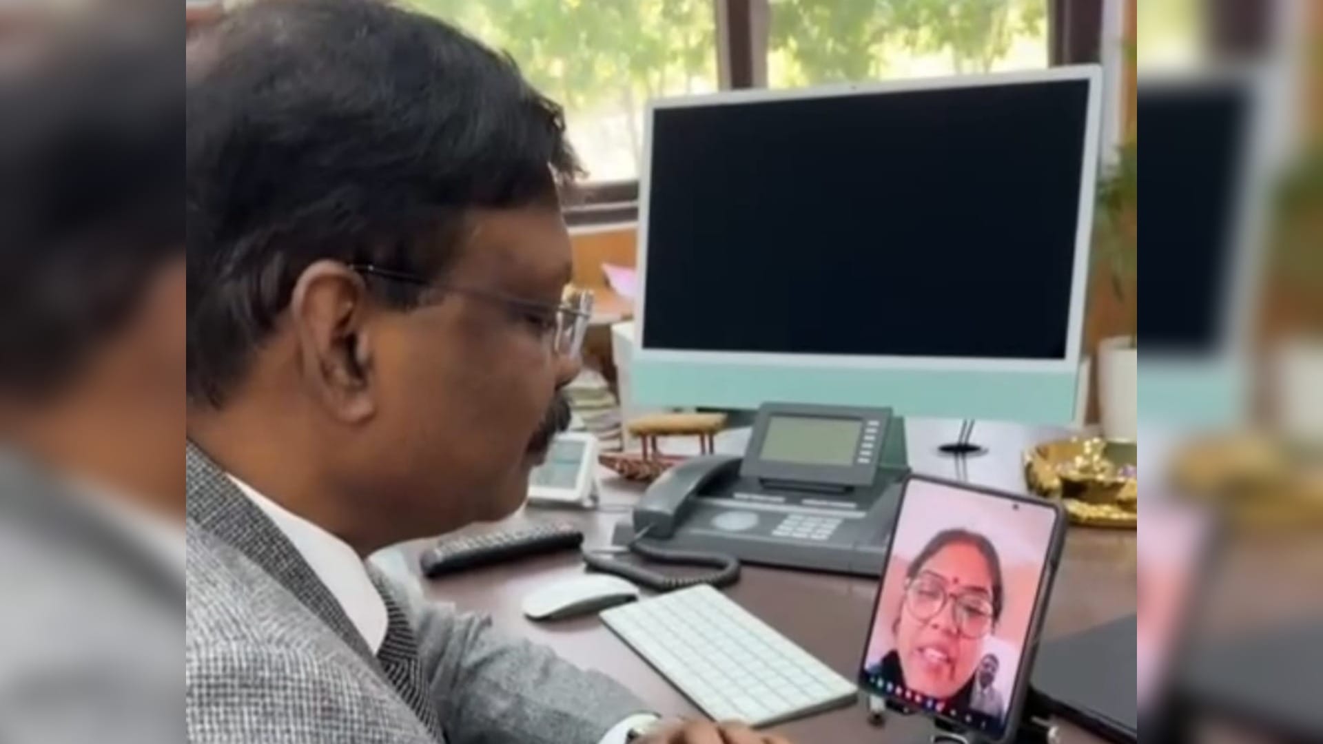 शिक्षिका से वीडियो कॉल पर बात करते एसीएस एस सिद्धार्थ