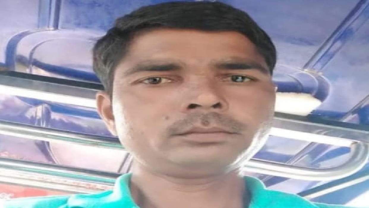 body of young man found in roadside ditch in Badaun two lakh rupees missing