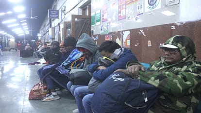 मुरादाबाद रेलवे स्टेशन पर यात्री