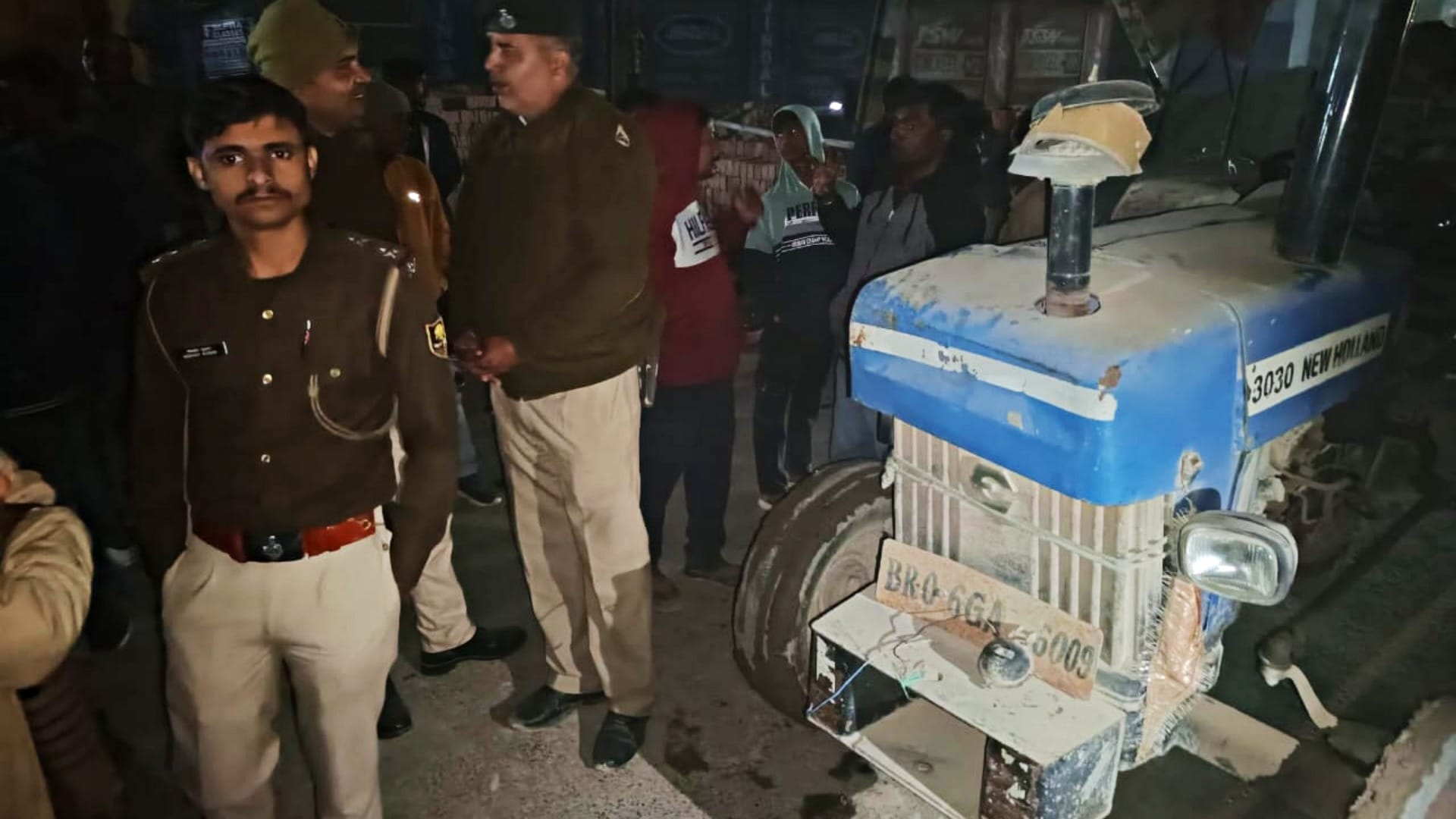 Muzaffarpur News: A tractor loaded with soil took life of a man, local people created a ruckus