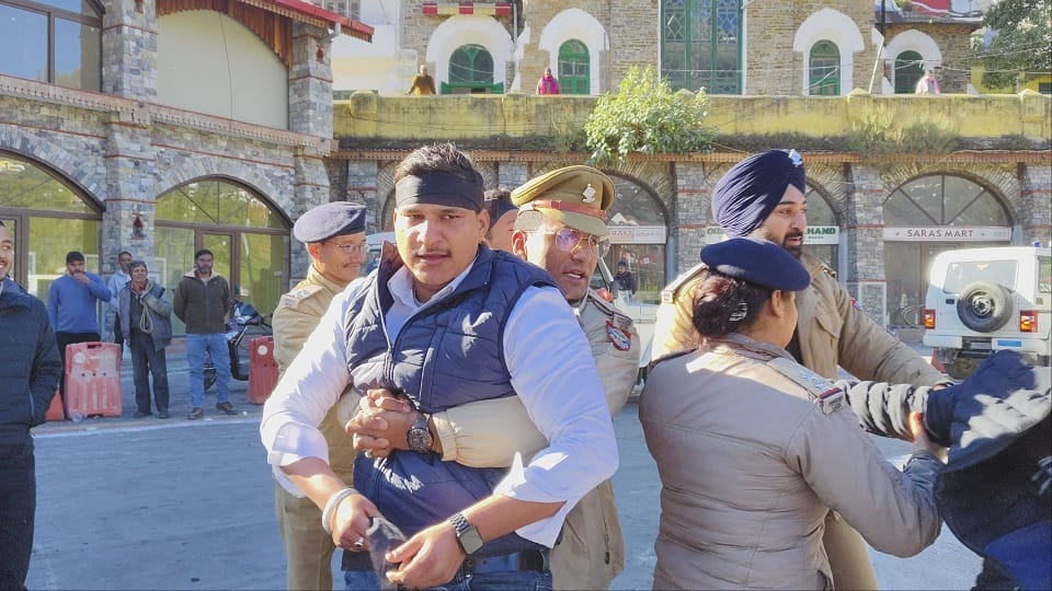 Students protest against Education Minister Dhan singh Rawat by tying black bands in Nainital