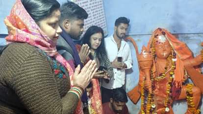 संभल के शिव मंदिर में पूजा करते श्रद्धालु