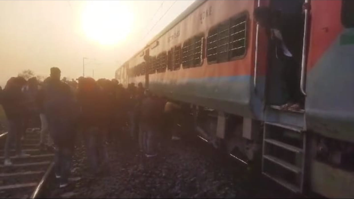 Smoke started coming out from the wheel of Mathur Chhapra Express train in Deoria, fire extinguished