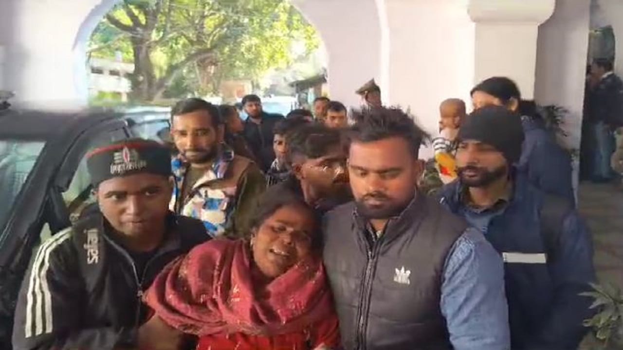 Akhilesh Yadav targeted the government over the Bareilly Lekhpal murder case