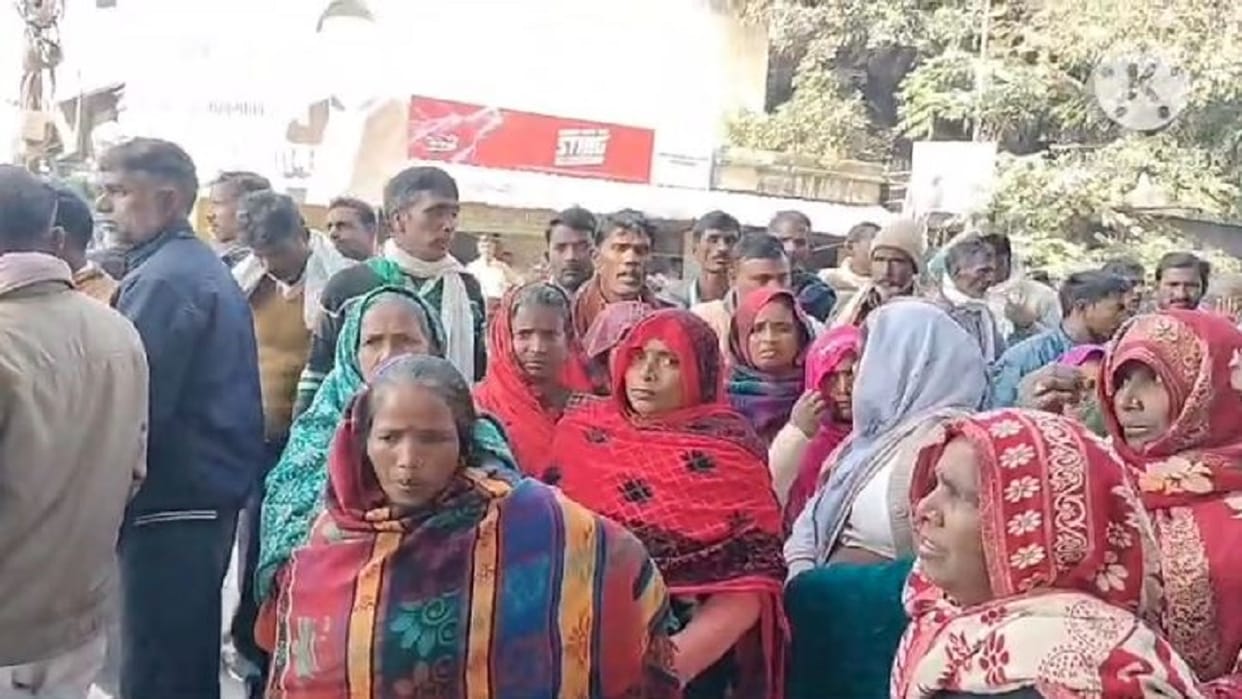 goons attacked Arjunpur village over stray cattle beat up the villagers in shahjahanpur