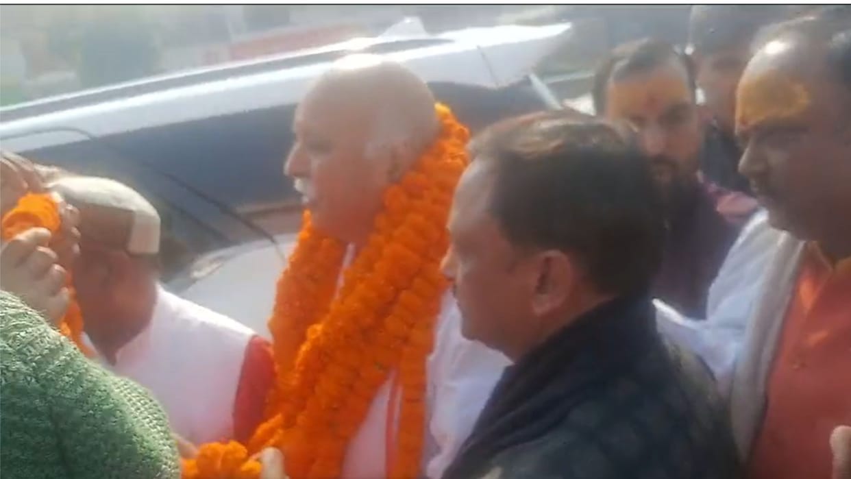 Dr. Praveen Togadia was accorded a warm welcome at Aurai crossing