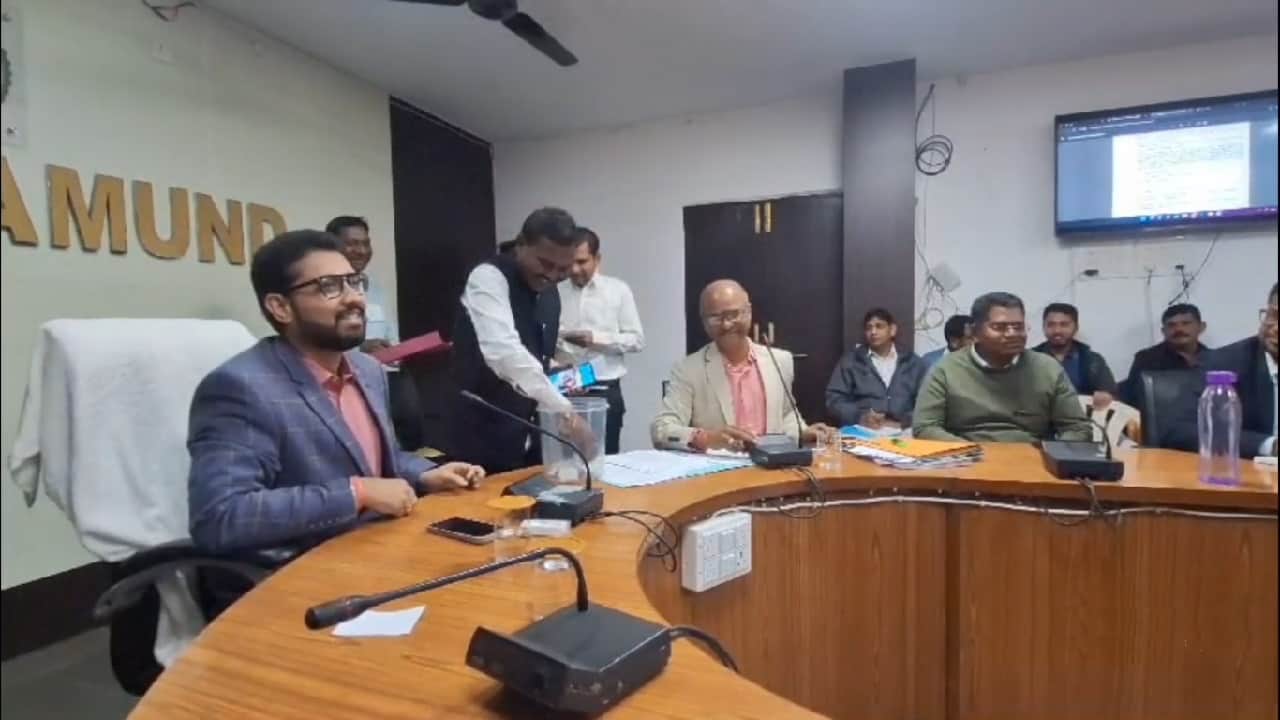 आरक्षण की प्रक्रिया कराते कलेक्टर