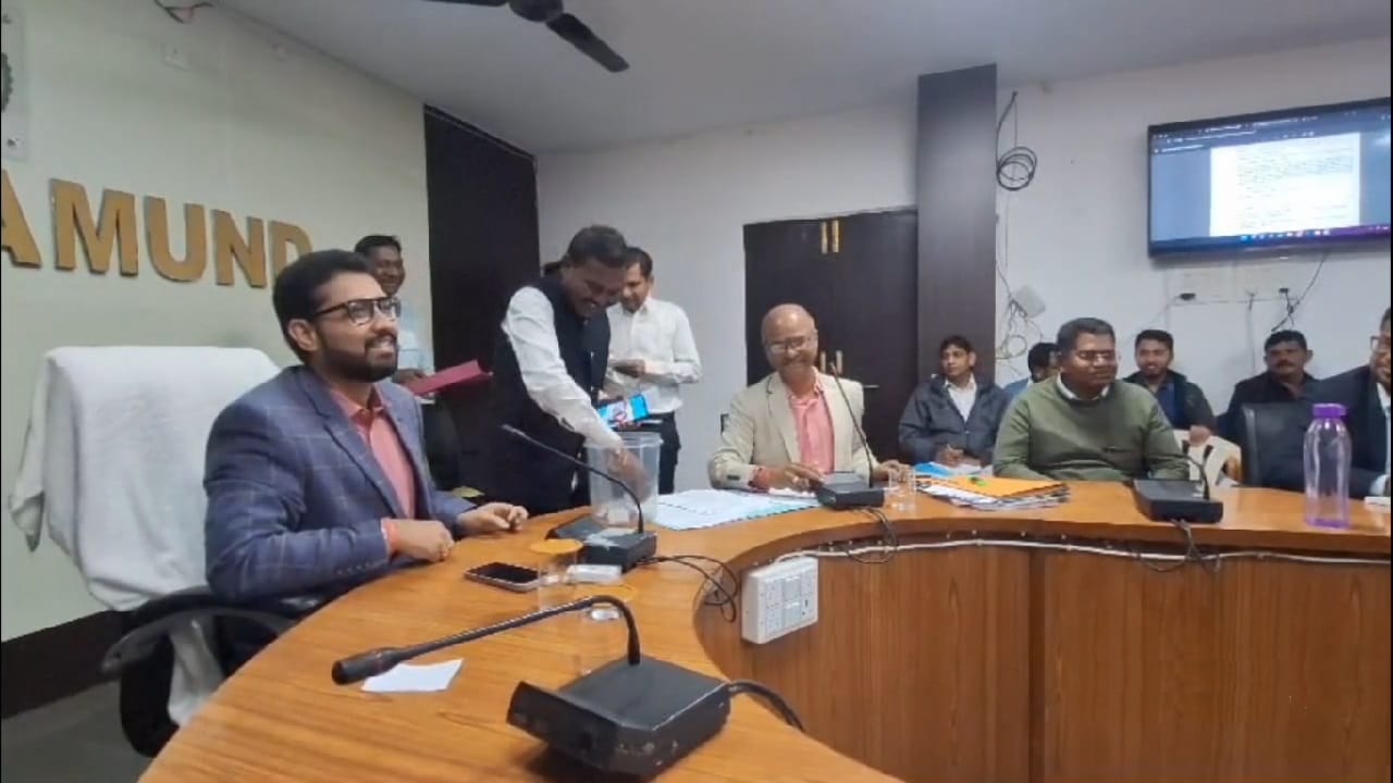 आरक्षण की प्रक्रिया कराते कलेक्टर