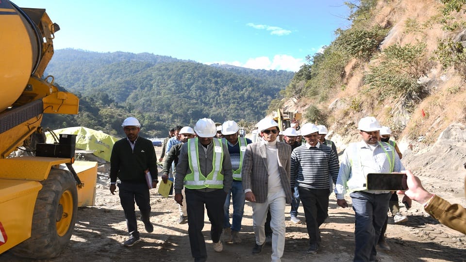 Commissioner Deepak Rawat inspected the construction site of Jamrani Dam