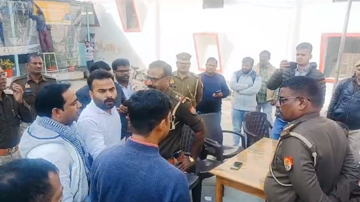 Barabanki: Anti corruption team picked up the accountant and his clerk in front of the tehsil.