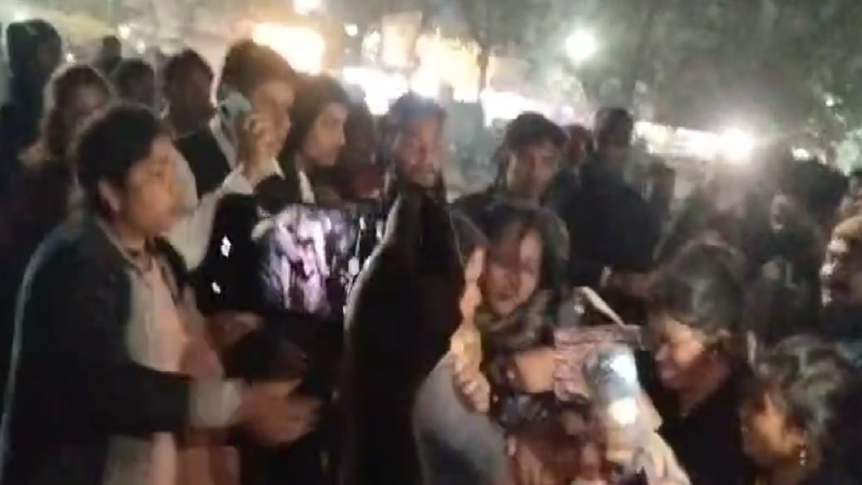 Wife lost her temper after seeing her husband with his girlfriend in Korba.
