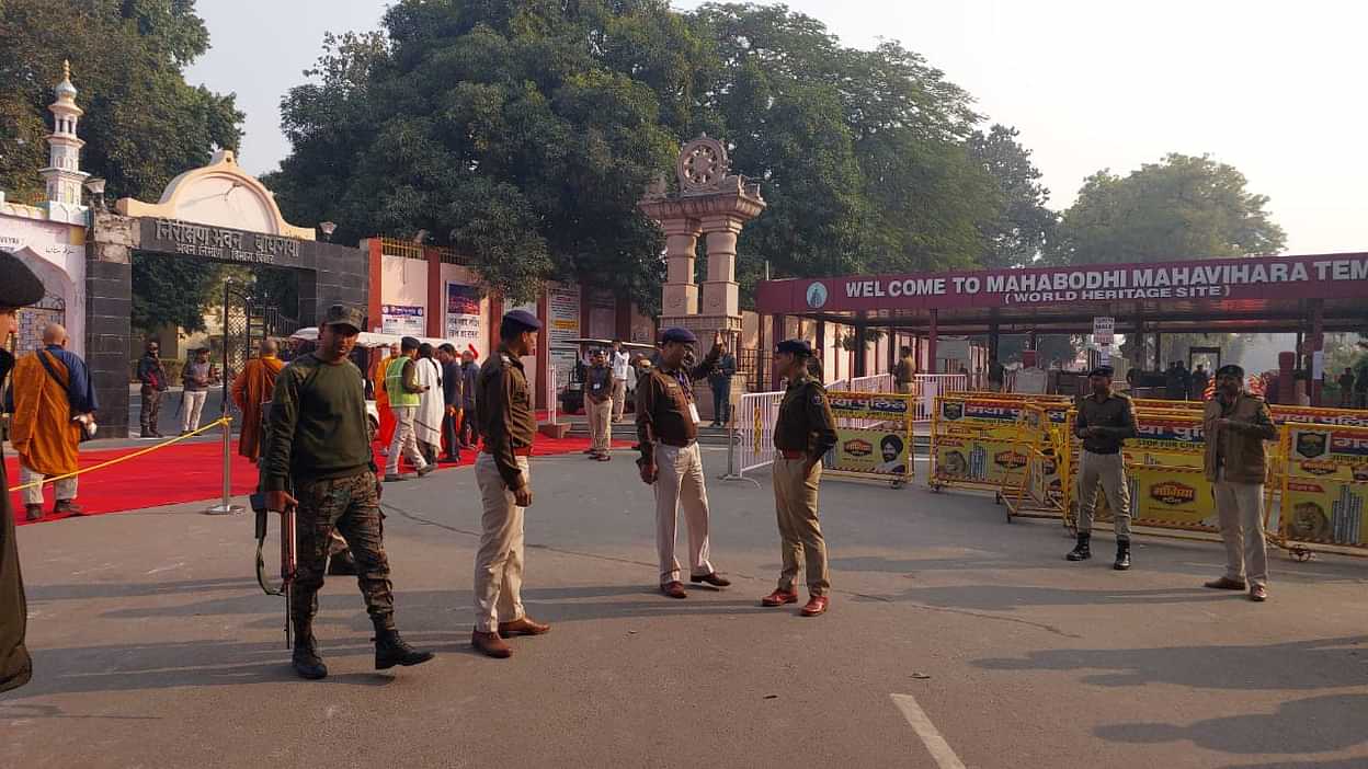 Bihar: Sri Lankan President Dissanayake Reached Bodh Gaya, Offered Prayers  At Mahabodhi Temple, Bihar Police - Amar Ujala Hindi News Live - Bihar: श्रीलंका के राष्ट्रपति दिसानायके पहुंचे बोधगया, महाबोधि ...