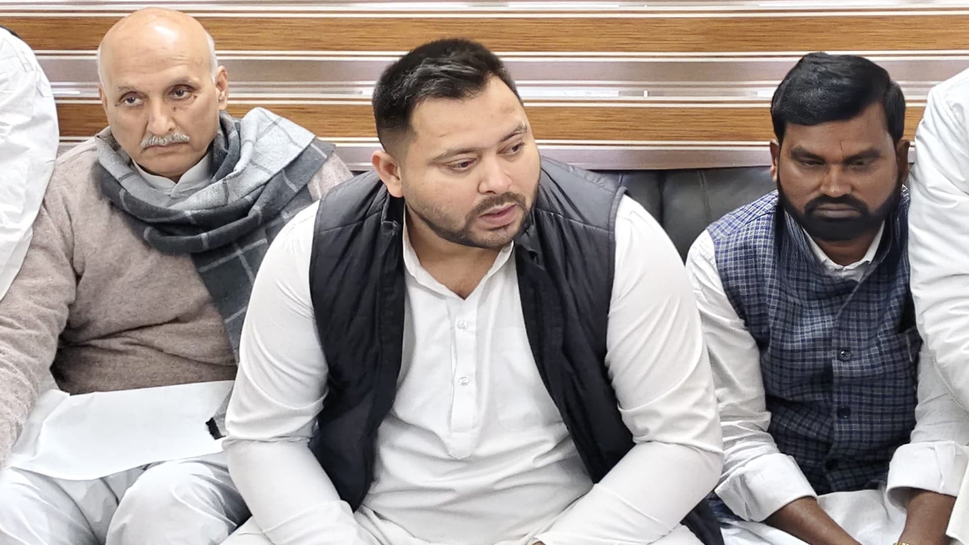 मधेपुरा में प्रेस वार्ता के दौरान नेता प्रतिपक्ष तेजस्वी यादव, प्रो. चंद्रशेखर तथा अन्य