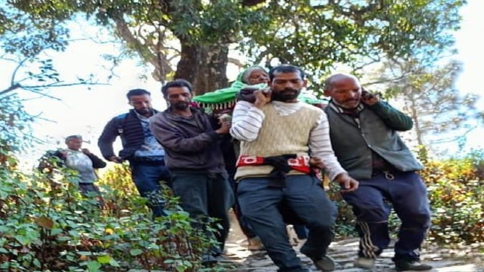 villagers brought sick woman in a cart in Birsingya village nainital