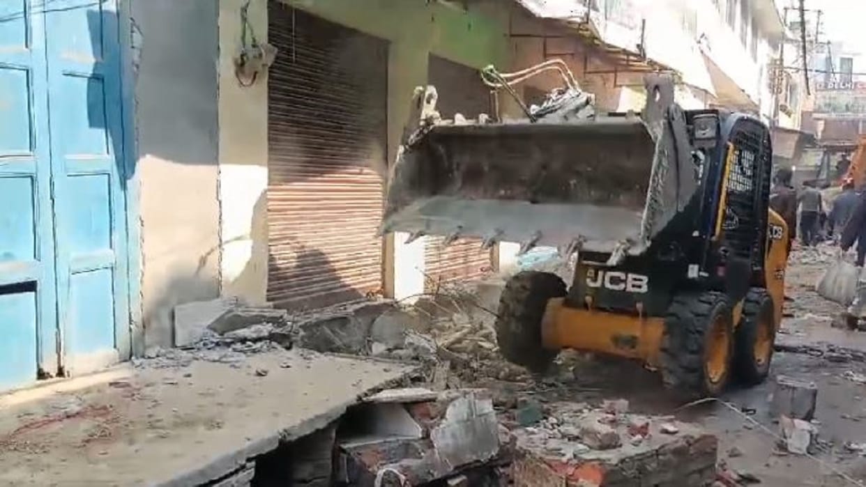 Bulldozer runs on encroachment in Pilibhit