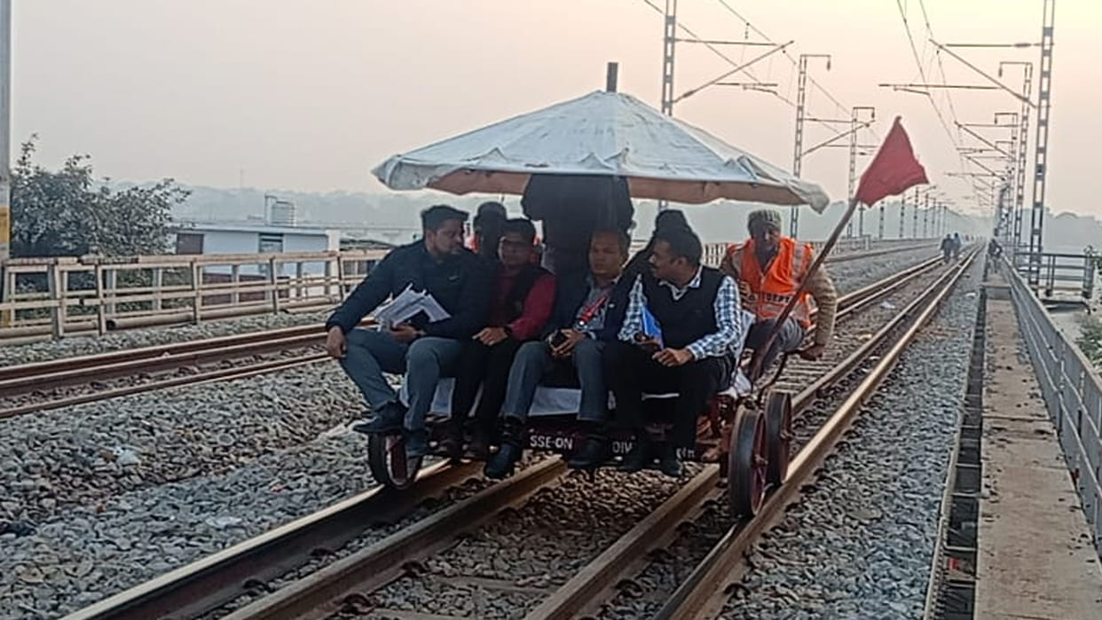 Shuklaganj: Mega block of 40 days will be taken for repair of up rail line of Rail Ganga Bridge