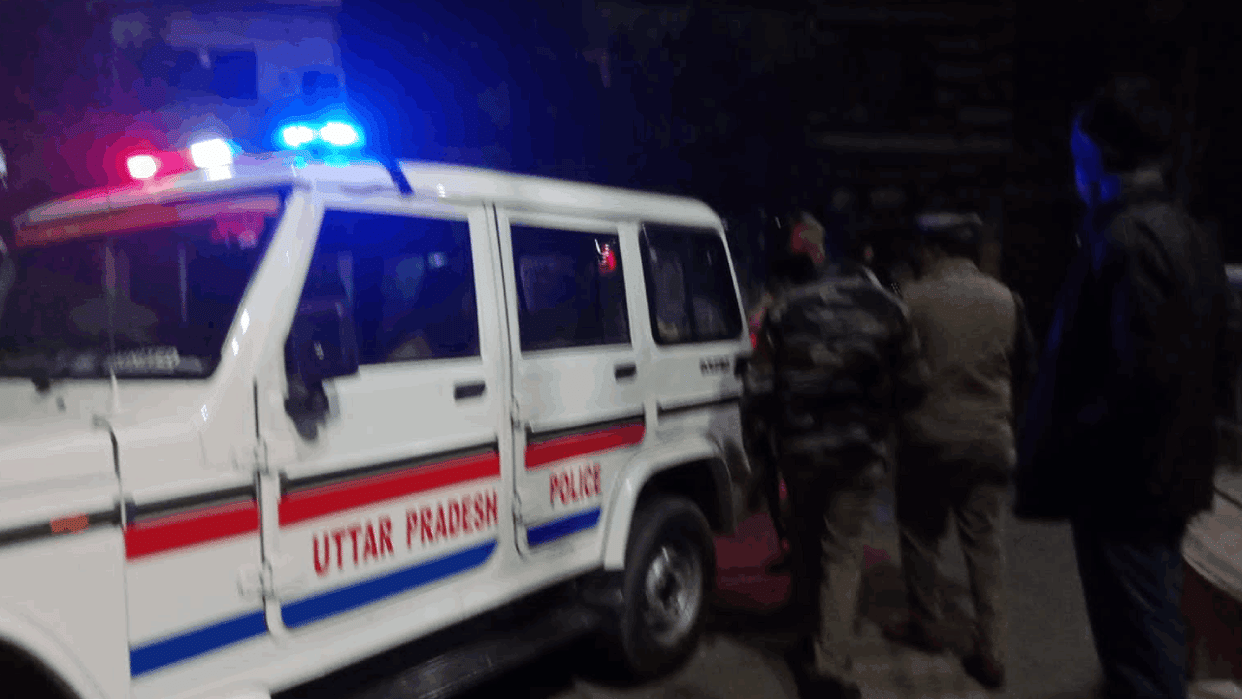 fierce fight between two parties in Shalimar Garden of Ghaziabad