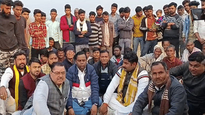 गोशाला के सामने धरने पर बैठै ग्रामीण व अन्य